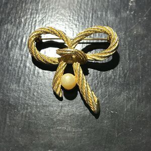 Vintage Signed AAi Faux Pearl Twisted Rope Bow Gold Tone Brooch Pin